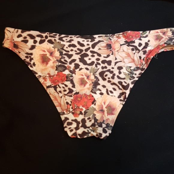 Guess bikini - Picture 3 of 4